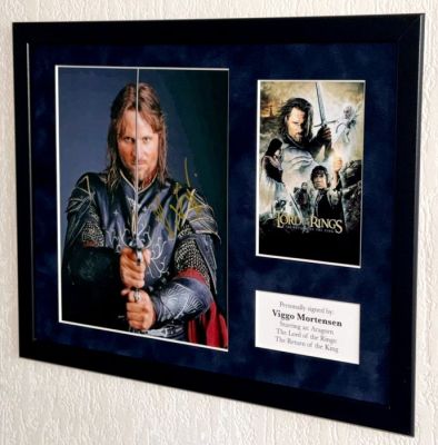 Lord of the Rings - Viggo Mortensen (Aragorn) Premium Framed, signed + Certificate of Authenticity | Catawiki