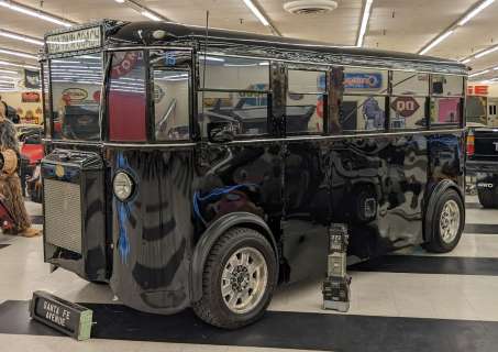 1933 Twin Coach Trolley Bus | misc / divers
