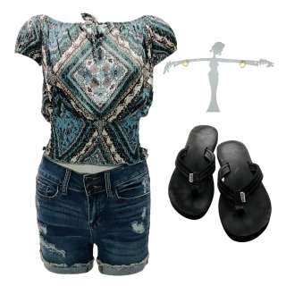 Bailey White Abigail Rhyne Screen Worn Short Sleeve Shirt, Zip-Front Shorts, Earrings & Sandals Ch 1 Sc 6789a 9b | VIP Fan Auctions