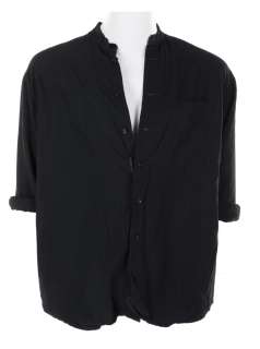 Lot 1403 - Jeff Goldblum ‘Ian Malcolm‘ signature black shirt from Jurassic Park.