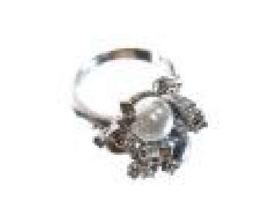 Mad Men - Lot 9304 - Betty‘s Double Pearl Cocktail Ring