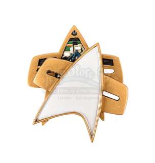 STAR TREK: VOYAGER (TV SERIES, 1995-2001) - Lot 646 - Captain Janeway‘s (Kate Mulgrew) Opening Combadge