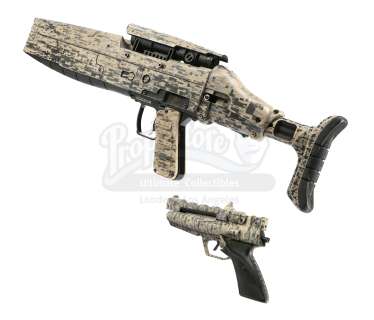 X-MEN: THE LAST STAND (2006) - Lot 905 - Light-up XM-92 Cure Rifle and Cure Pistol