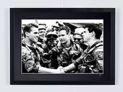 Top Gun (1986) - Tom Cruise (Maverick) & & Val Kilmer (Ice) | Top Gun (1986) - Tom Cruise (Maverick) & & Val Kilmer (Ice) - Fine Art Photography - Luxury Wooden Framed 70X50 cm - Limited Edition Nr 05 of 30 - Serial ID 19199 | Catawiki