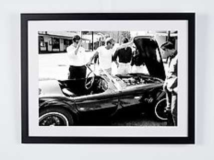 Steve McQueen & Ac Cobra 289 - 1963 | Steve McQueen & Ac Cobra 289 - 1963 - Fine Art Photography - Luxury Wooden Framed 70X50 cm - Limited Edition Nr 02 of 30 - Serial ID - - Original Certificate (COA), Hologram Logo Editor and QR Code | Catawiki