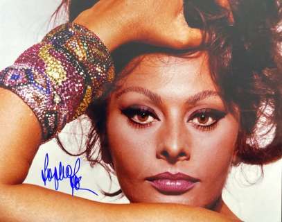 Sophia Loren | Sophia Loren - Signed Photo ( 20x25cm ) - With COA | Catawiki