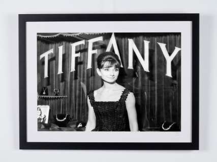 Breakfast At Tiffany’s (1961) - Audrey Hepburn as "Holly Golightly" On Promo Shoot - Fine Art Photography - Luxury Wooden Framed 70X50 cm - Limited Edition Nr 02 of 20 - Serial ID 16363 - Original Certificate (COA), Hologram Logo Editor and QR Code | Catawiki