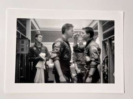 Top Gun (1986) - Tom Cruise is « Maverick »& Val Kilmer is « Ice » - Collector Image - Size 42x30 cm - 100% new - Gallery Stamp - Never Exposed - Baryta - Flat shipped ! - No carton tube - Ready to Frame size A3 42x30 cm | Catawiki