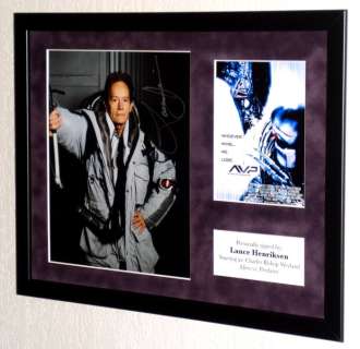 Alien vs. Predator - Lance Henriksen (Bishop) Premium Framed, signed, COA & Photo signing session | Catawiki