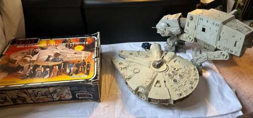 Themed collection - A Original Millennium Falcon from Return of the Jedi with original box 1983 And original AT-AT from | Catawiki