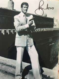 James Bond 007: The Spy Who Loved Me - Sir Roger Moore Signed - - Movie prop | Catawiki