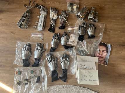 Tin man (2007) - Bill Terezakis - A huge lot of hero and stunt props from the Tin Man series - - Movie prop
