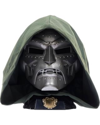 Marvel: Avengers - Hasbro - - Movie prop Doctor Doom Helmet Premium | Catawiki