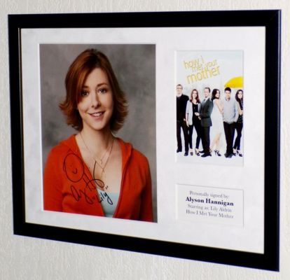 How I Met Your Mother - Alyson Hannigan (Lily Aldrin) Premium Framed, signed, + COA | Catawiki