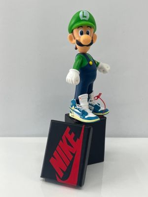 Alvin Silvrants - Sculpture, Super Mario Bros Luigi Nike Jordan off white - 21 cm - Plastic - 2025 | Catawiki
