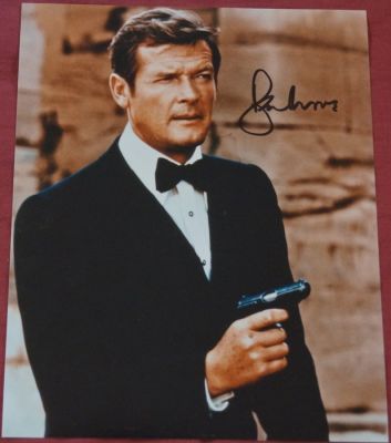 James Bond 007: The Spy Who Loved Me - Roger Moore (+) is James Bond 007 - autopgraph, photo, signed with Certified Genuine b´bc | Catawiki