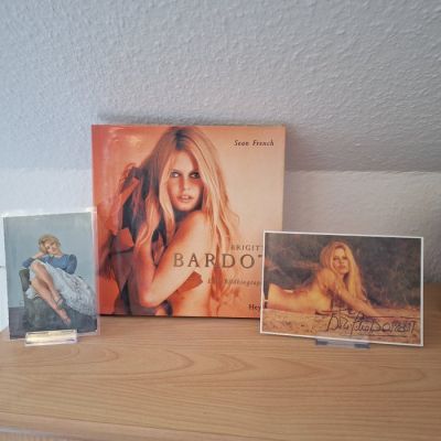 Brigitte Bardot - Lot of 3 - 2x original autograph & 1x Book (picture biography) | Catawiki