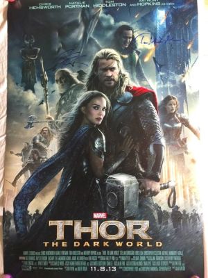 Thor - The Dark World, signed by Chris Hemsworth and Tom Hiddleston | Catawiki