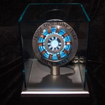 Marvel: Iron Man - - Movie prop Replica arc reactor display with glass case, LED illumination, included wiring and connector, | Catawiki