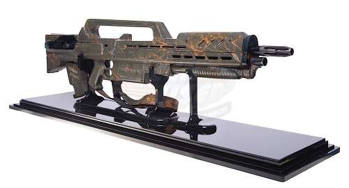 Lot 373 - Starship Troopers - Live Firing Morita Rifle (Casper Van Dien)