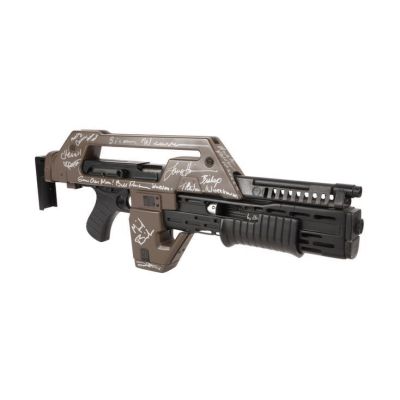 ALIENS (1986) - Lot #23 : Sigourney Weaver, Michael Biehn, Bill Paxton and Cast-Autographed Hollywood Collectibles Group Pulse Rifle Replica