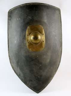 Lot 2139 - Legend of the Seeker (Television series 2008-2010) - Production used Dharan battle shield, 96cm high