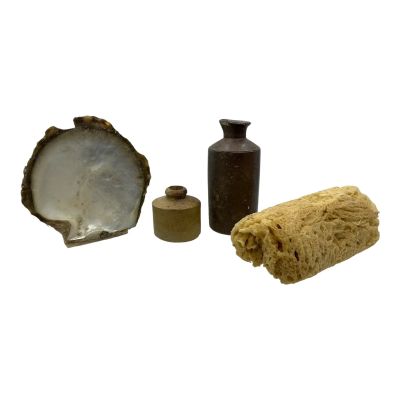 Lot 58: The Bluff Elizabeth Screen Used (2) Vases, Sponge & Clam Shell | VIP Fan Auctions