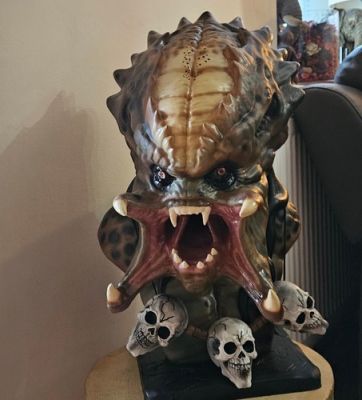 Life Size Predator Bust Prop Statue | eBay Europe (Buy It Now)