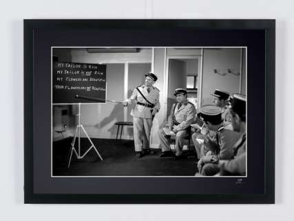 Le Gendarme À New York - 1965 - Louis de Funes As " Chef Ludovic Cruchot" | Le Gendarme à New York - 1965 - Louis de Funes as " chef Ludovic Cruchot" - Photographie, Luxury Wooden Framed 70X50 cm - Limited Edition Nr 03 of 30 - Serial ID 30036 - Original Certificate (COA), Hologram Logo Editor and QR Code | Catawiki