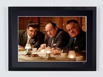 The Sopranos - James Gandolfini As « Tony Soprano » | The Sopranos - James Gandolfini as « Tony Soprano » - Fine Art Photography - Luxury Wooden Framed 70X50 cm - Limited Edition Nr 01 of 30 - Serial ID 30017 - Original Certificate (COA), Hologram Logo Editor and QR Code | Catawiki