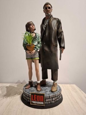 Léon The Professional - Leon & Mathilda - Custom made Statue, hand painted - 50 cm high | Catawiki
