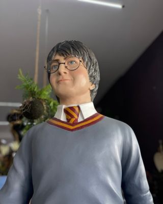 Harry Potter, Daniel Radcliffe - Large Statue (190 cm high) wearing Gryffindor tie and sweater, with wand in right hand - Pick Up | Catawiki