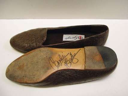 Candice Bergen’s Autographed Shoes | Star Wares Collectibles