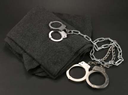 Terminator Genisys - Lot 107 - Sarah Connor‘s (Emilia Clarke) Police Transport Blanket and Shackles