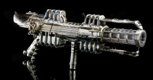 BATMAN and ROBIN (1997) - Lot 56 - Mr. Freeze‘s (Arnold Schwarzennegar) Light-Up Freeze Gun