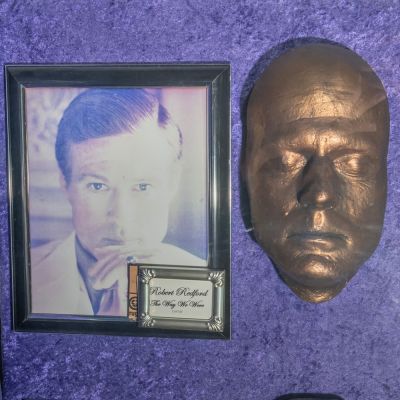 Lot 1099 - Robert Redford Life Mask for The Way We Were | misc / divers
