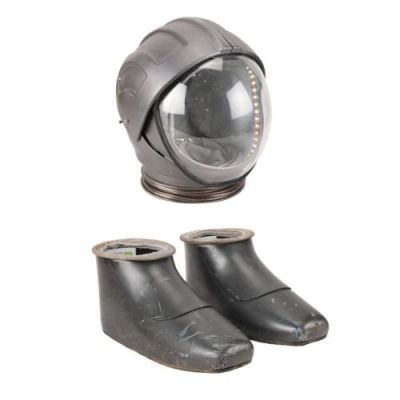 DOCTOR WHO (TV SERIES, 2005-2022) - Lot #64 : Eleventh Doctor‘s (Matt Smith) Spacesuit Helmet and Boots