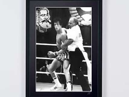 Rocky IV (1985) - Sylvester Stallone As " Rocky Balboa" | Rocky IV (1985) - Sylvester Stallone as " Rocky Balboa" - Fine Art Photography - Luxury Wooden Framed 70X50 cm - Limited Edition Nr 02 of 35 - Serial ID 20544 - - Original Certificate (COA), Hologram Logo Editor and QR Code | Catawiki