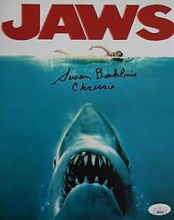Jaws (1975) - Steven Spielberg | Jaws (1975) - Steven Spielberg - Susan Backlinie ("First Victim" and the girl on the famous poster) - Autograph, Photo with COA of JSA | Catawiki