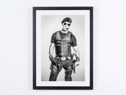 The Expendables 3 - Sylvester Stallone As "Barney Ross" | The Expendables 3 - Sylvester Stallone as "Barney Ross" - Fine Art Photography - Luxury Wooden Framed 70X50 cm - Limited Edition Nr 06 of 50 - Serial ID 17508 - Original Certificate (COA), Hologram Logo Editor and QR Code | Catawiki