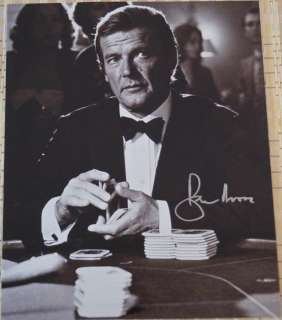 James Bond - Roger Moore (+) as 007 Tuxedo shot in classic Bond Pose, signed with Certified Genuine bc | Catawiki