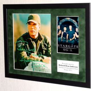 Stargate SG-1 - TV - Richard Dean Anderson (Jack O’Neill) Premium Framed, signed, COA & Photo signing session | Catawiki