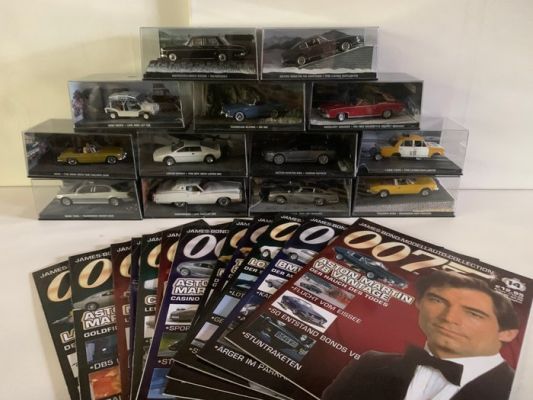 James Bond - thirteen cars James Bond films and Booklets | Catawiki