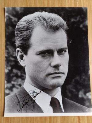 Larry Hagman, Ken Kercheval, Howard Keel, Christopher Atkins, Barbara Babcock, Dack Rambo - Dallas (soap opera), 6 foto di attori con firme autografe - 1985 | Catawiki