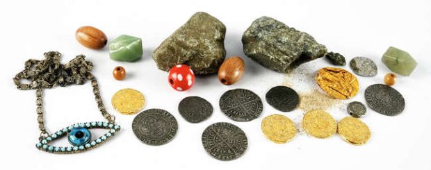 Pirates Of The Caribbean x12 film prop coin and treasure collection, with COA. Includes jade beads… | Ewbank’s