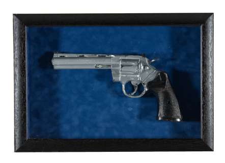 CLINT EASTWOOD “DIRTY HARRY PRODUCTIONS” PROP GUN DISPLAY.