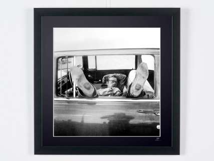 James Dean: Behind the Scenes of Giant 1957 | James Dean: Behind the Scenes of Giant 1957 - Fine Art Photography - Luxury Wooden Framed 70X50 cm - Limited Edition Nr 01 of 20 - Serial ID 17577 - Original Certificate (COA), Hologram Logo Editor and QR Code | Catawiki