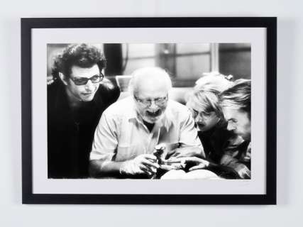 Jeff Goldblum, Sir Richard Attenborough, Laura Dern, Sam Neill., Jurassic Park | Jurassic Park, Jeff Goldblum, Sir Richard Attenborough, Laura Dern, Sam Neill. - Fine Art Photography - Luxury Wooden Framed 70X50 cm - Limited Edition Nr 03 of 50 - Serial ID 15704 - Original Certificate (COA), Hologram Logo Editor and QR Code | Catawiki