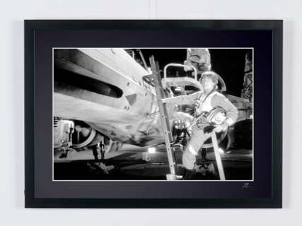 Star Wars: a New Hope 1977 - Mark Hamill (As Luke Skywalker) & X Wing | Star Wars: A New Hope 1977 - Mark Hamill (as Luke Skywalker) & X-wing - Fine Art Photography - Luxury Wooden Framed 70X50 cm - Limited Edition Nr 02 of 30 - Serial ID 60047 - Original Certificate (COA), Hologram Logo Editor and QR Code | Catawiki