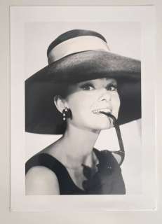 Breakfast At Tiffany’s (1961) -Audrey Hepburn as "Holly Golightly" - Photographie - XL 60x42 cm - Gallery Stamp - Luxury Barita Paper | Catawiki